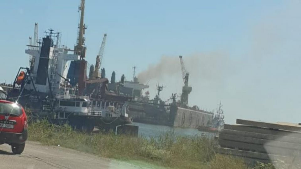 VIDEO. Un vapor a luat foc în Şantierul Naval Midia. Două persoane au murit