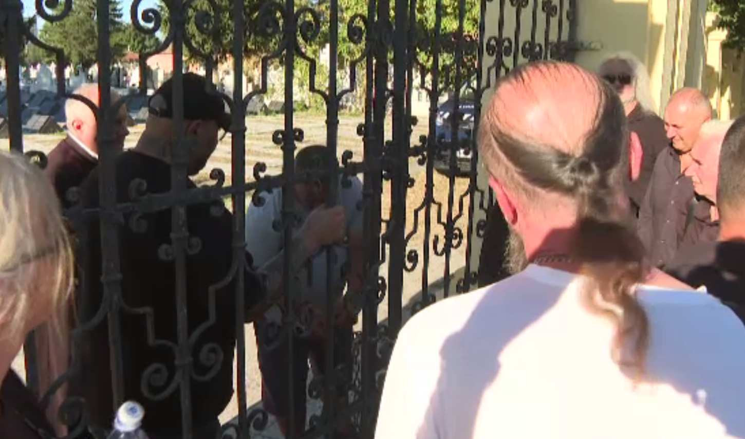 De ce Nicu Covaci a fost înmormântat mai devreme decât era stabilit. Porțile cimitirului au fost legate cu lanțuri
