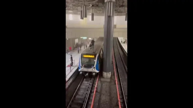 Scene halucinante la metrou. „Atacuri” cu extinctoare la Piața Victoriei și Piața Romană. Un bărbat s-a urcat pe tren. VIDEO