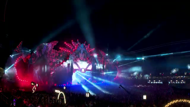 Explozie de energie în prima noapte a festivalului Untold. Zeci de mii de tineri s-au distrat până dimineața