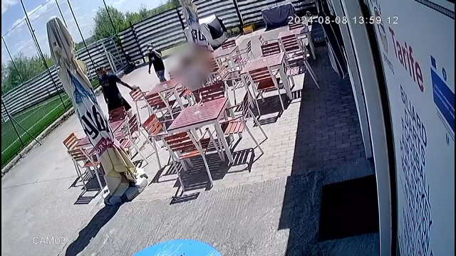 Patru indivizi au fost filmați în timp ce furau scrumiere și coșuri de gunoi de pe terasa unei baze sportive din Târgu Jiu