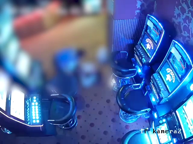 Luptă corp la corp între angajata unui cazino și un bărbat care a atacat-o să o jefuiască, în Baia Mare. VIDEO