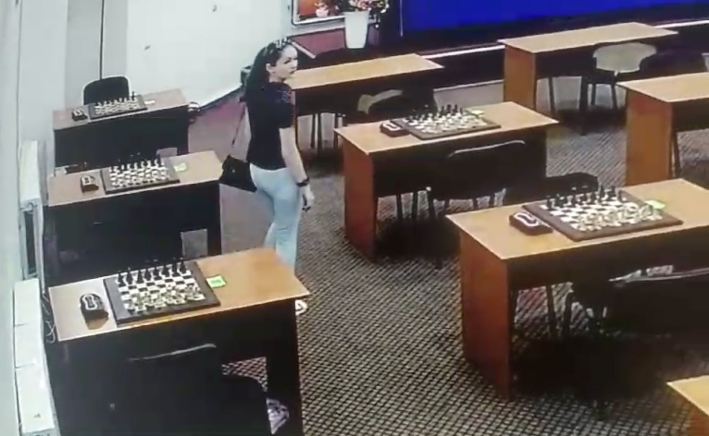 O jucătoare de șah rusă și-a otrăvit cu mercur adversara. A fost filmată punând substanța pe o piesă. VIDEO