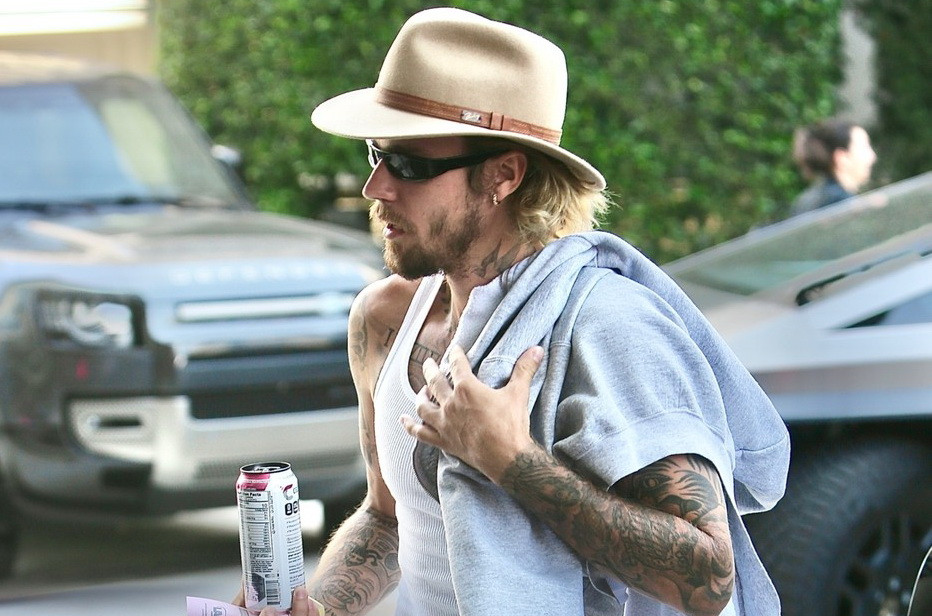 Justin Bieber și-a îngrijorat fanii cu ultima sa apariție. „Mi se rupe inima. Se autodistruge”. GALERIE FOTO