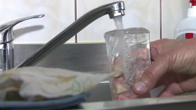 Seceta usucă și buzunarele românilor. Orașele din țară cu cea mai scumpă apă la robinet