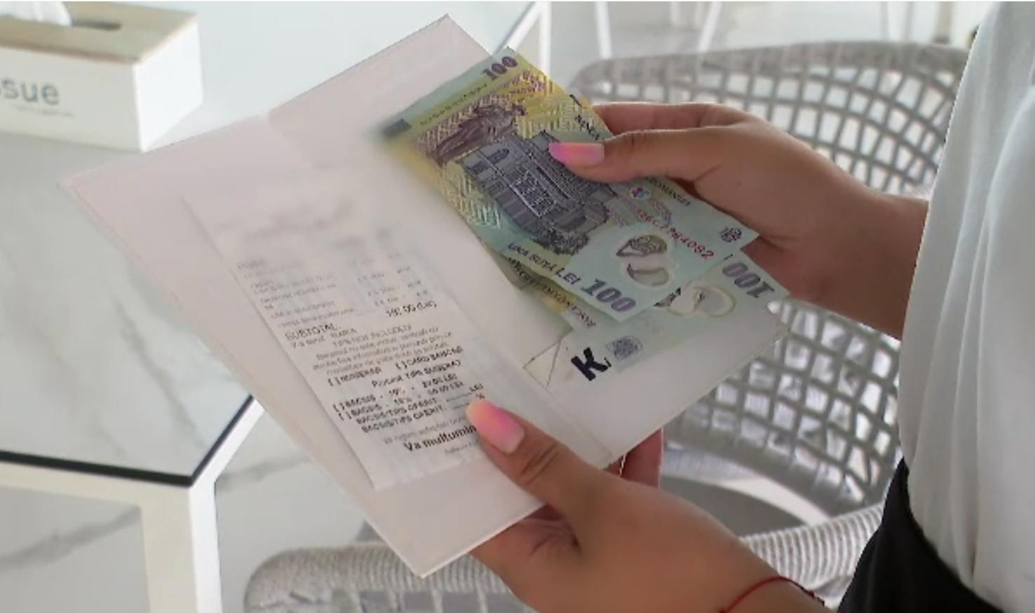 Cât câștigă un ospătar pe litoral, din bacșis, în „seara cea mai bună”. Categoriile de clienți care sunt mai generoși