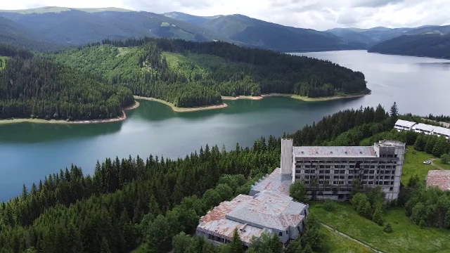 Cum arată acum stațiunea construită de Ceaușescu ca să găzduiască JO de Iarnă. A fost proiectată de arhitecți din Elveția