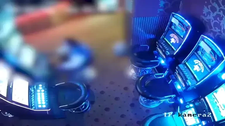 Luptă corp la corp între angajata unui cazino și un bărbat care a atacat-o să o jefuiască, în Baia Mare