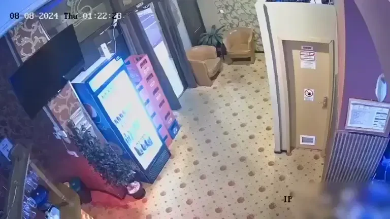 Luptă corp la corp între angajata unui cazino și un bărbat care a atacat-o să o jefuiască, în Baia Mare