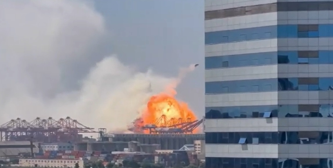 Un port din China a fost zguduit de o explozie uriașă. Deflagrația s-a produs pe puntea unei nave