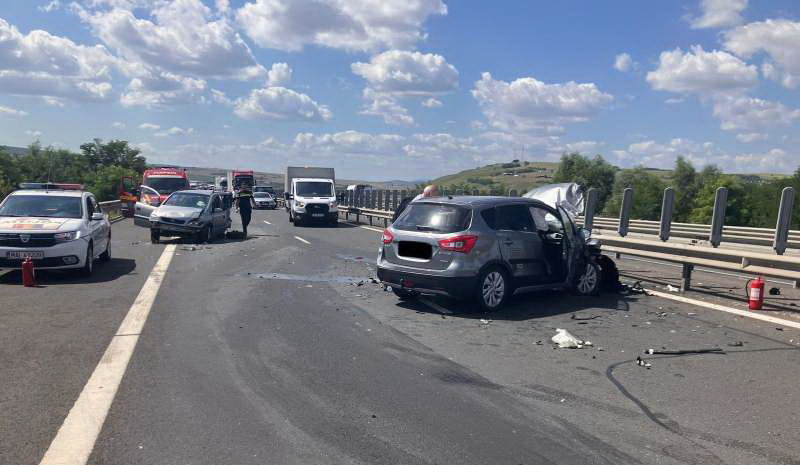 Accident cu 5 mașini și 17 persoane implicate, pe autostrada A1. Trei adulţi şi doi copii au fost transportaţi la spital