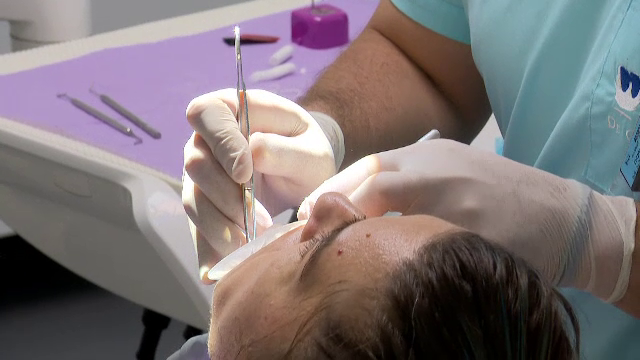 România pregătește cei mai mulți medici stomatologi din Europa, dar mai mult de 2 din 3 români au probleme cu dantura
