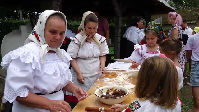 Târg de bucate tradiționale la Baia Mare. Vizitatorii, așteptați cu mâncare făcută de gospodinele din zonă