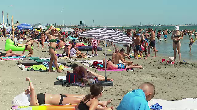 Câte butoaie de bere se vând pe o plajă din Mamaia, unde șezlongul e și 50 de lei pe zi