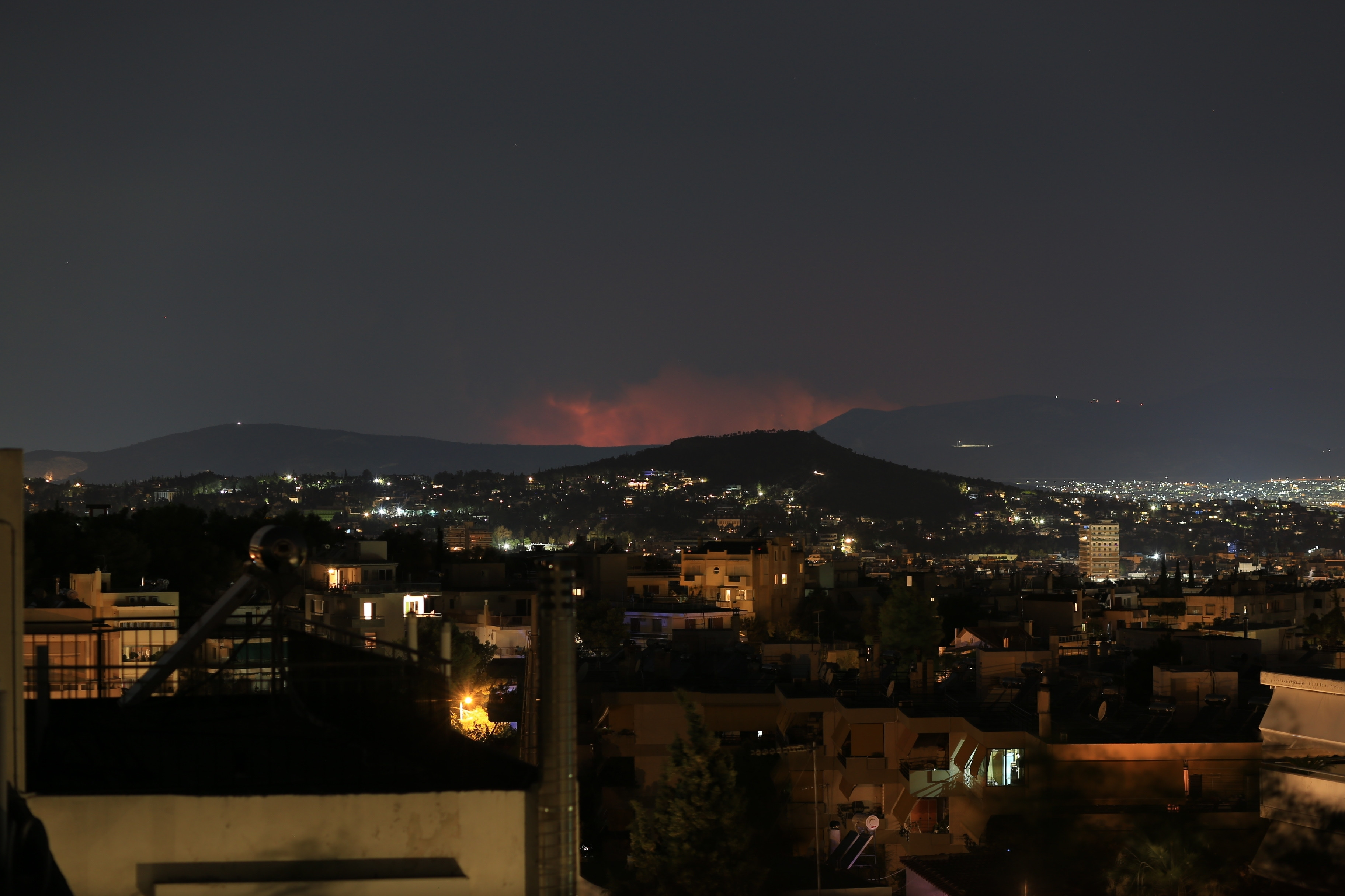 Incendiile de vegetație din Grecia se apropie de Atena. 40 de pompieri români, trimiși să lupte cu flăcările