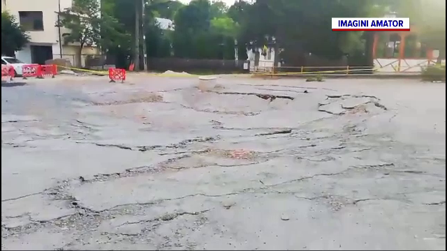 ”Suntem panicați. Se poate scufunda”. De ce spun autoritățile că noile fisuri în pământ din Slănic sunt normale