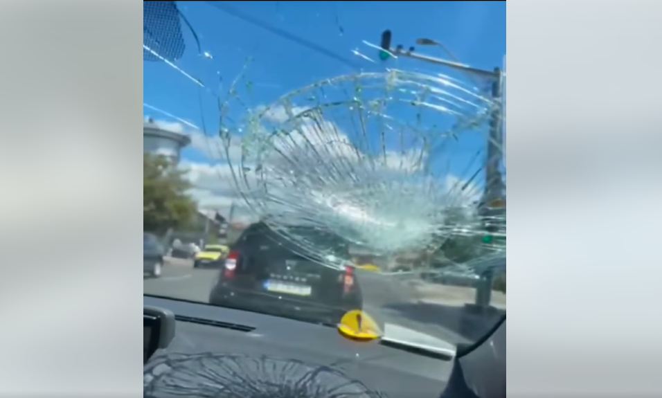 Un șofer a spart cu pumnul parbrizul unei mașini, în Argeş, după ce o şoferiţă i-a atras atenţia că a greşit în trafic. VIDEO