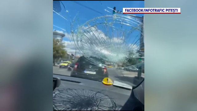 Scandal în trafic la Pitești: Un bărbat a spart parbrizul unei șoferițe începătoare. De la ce a pornit totul