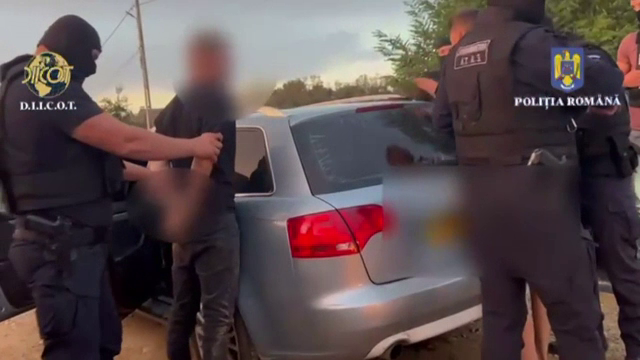 Doi tineri din Pitești prinși în flagrant cu un kilogram de droguri. Ce au găsit anchetatorii la percheziții