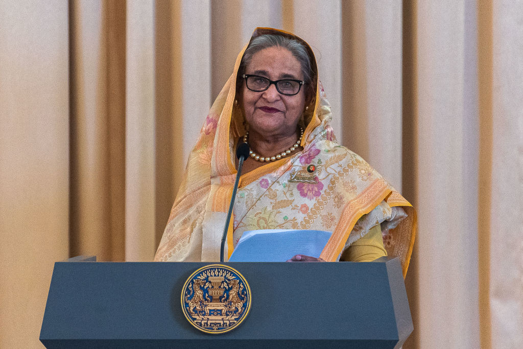 Sheikh Hasina, fosta șefă a guvernului din Blangladesh care a fugit din ţară, este vizată de o anchetă pentru crimă