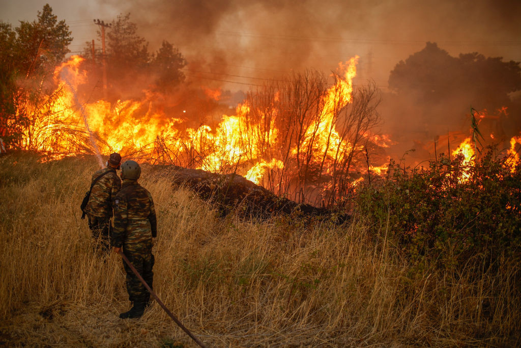 Patru pompieri cu arsuri grave în urma unui incendiu la periferia Romei
