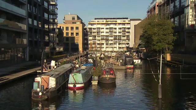 „Casele plutitoare”, soluția găsită de londonezi pentru chiriile scumpe. Cum arată viața pe o barcă