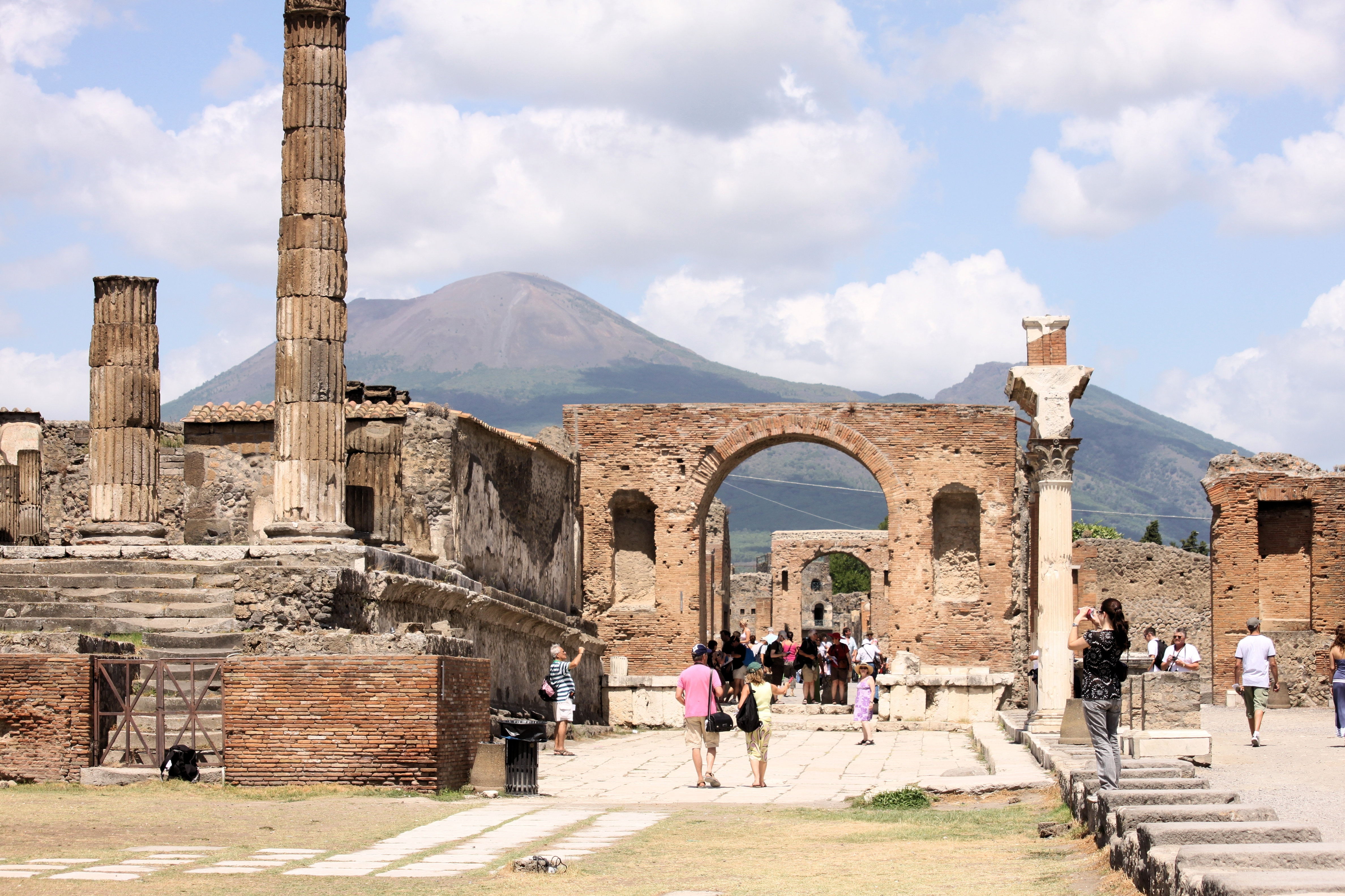 Rămășițele a două victime ale erupției vulcanului Vezuviu, descoperite la Pompei. Arheologii au descoperit o comoară lângă ei