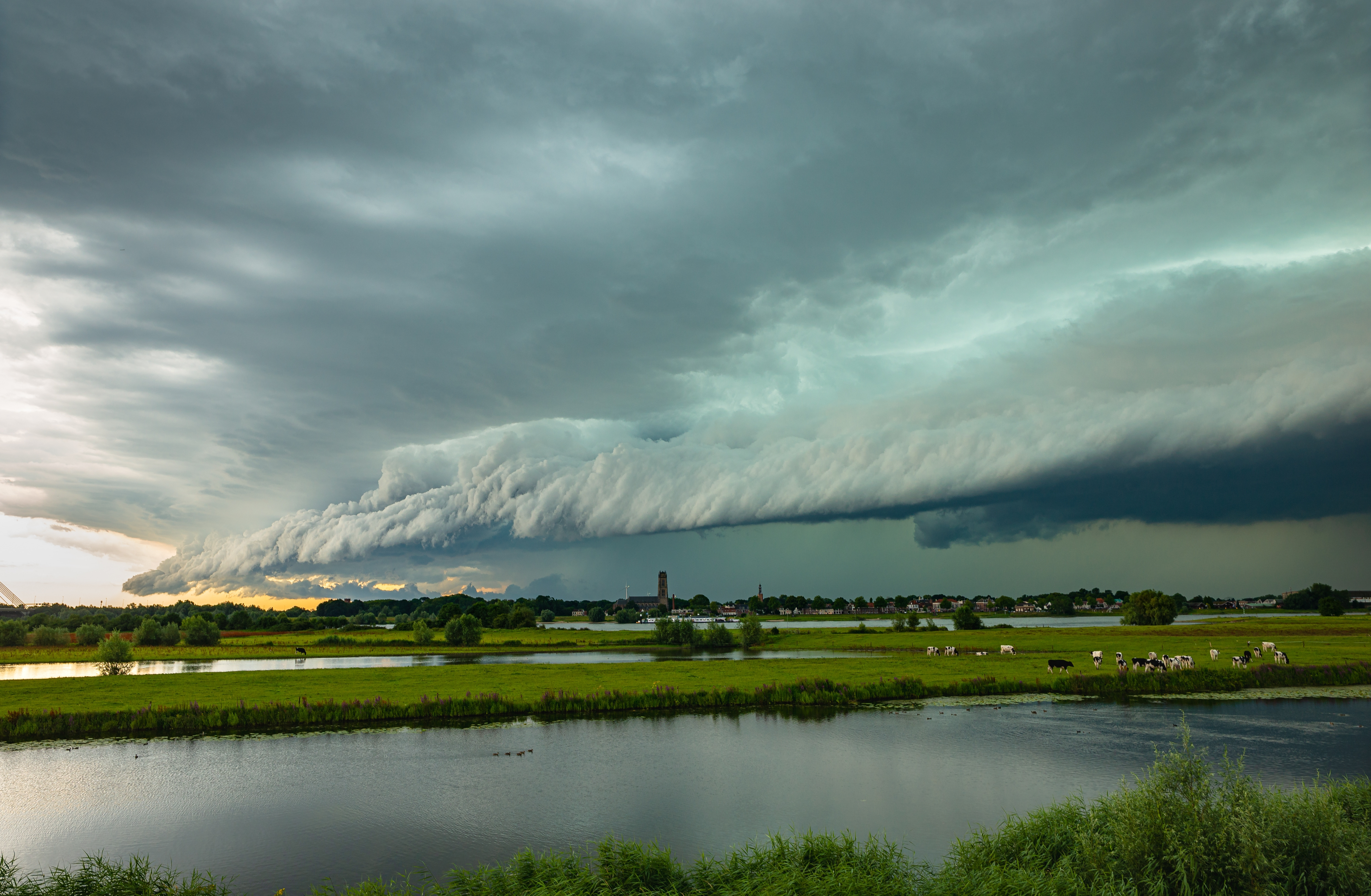 tunet fulger furtuna vreme rea