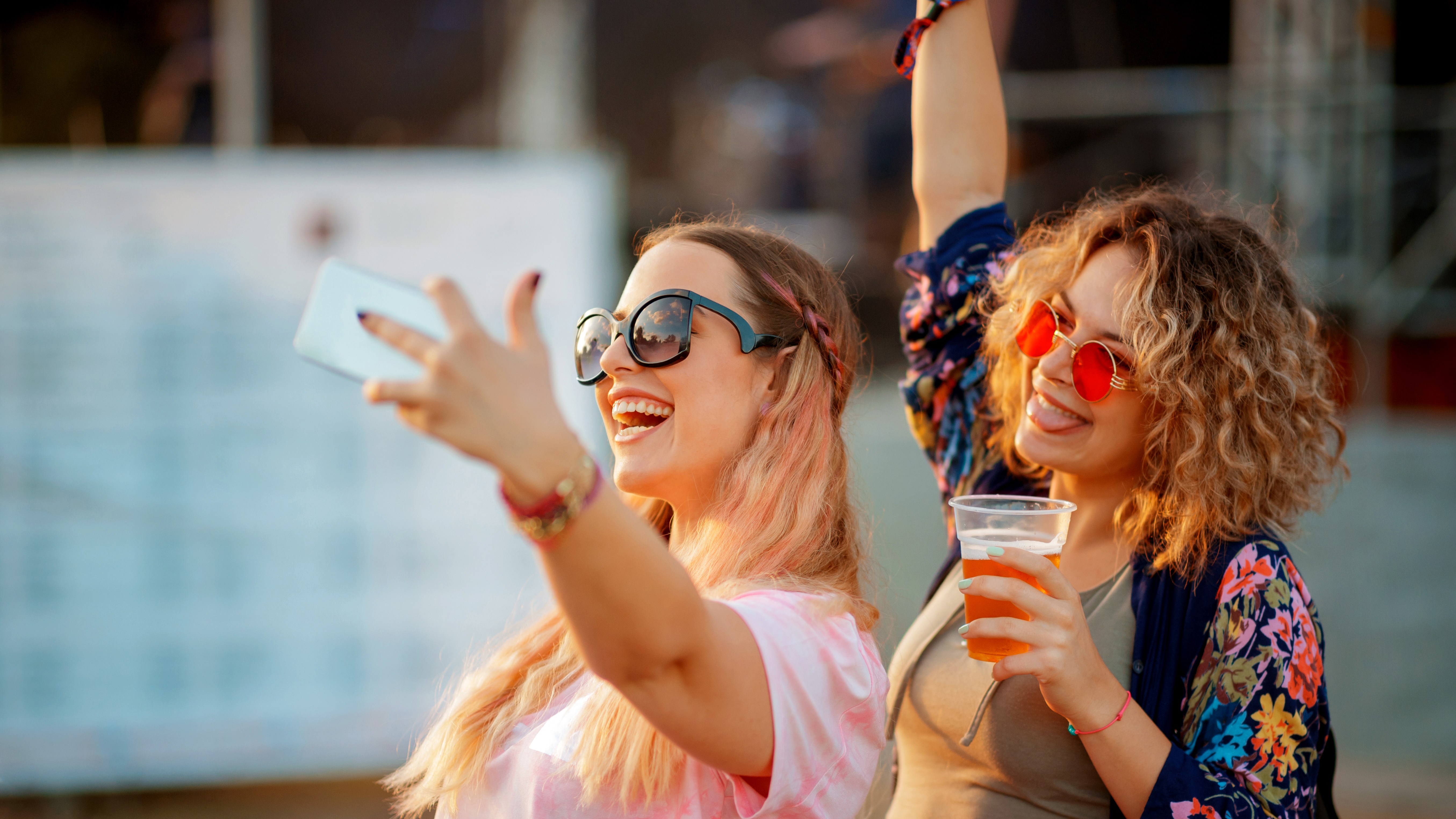 Ce este BRAT summer, noua "filosofie de vară” a Generației Z. “Înseamnă totul, dar în același timp, nimic”