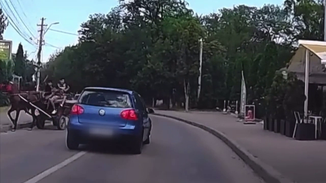 Ce a pățit un șofer de 19 ani din Bacău care a depășit pe linia continuă, pe trecerea de pietoni și în curbă