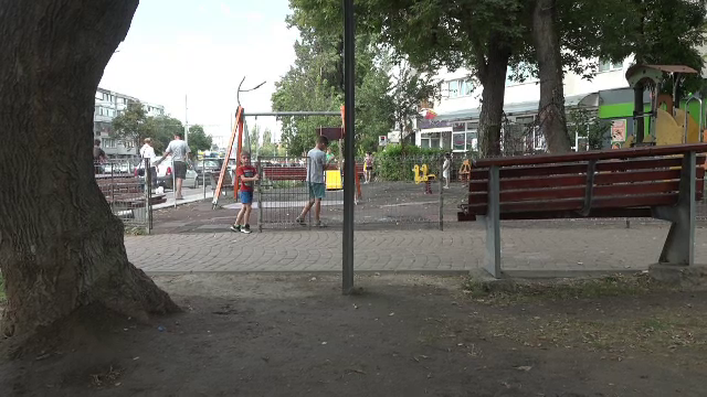 Copiii din Galați se joacă printre șobolani în parcuri. Primăria anunță că va face deratizare și va instala capcane
