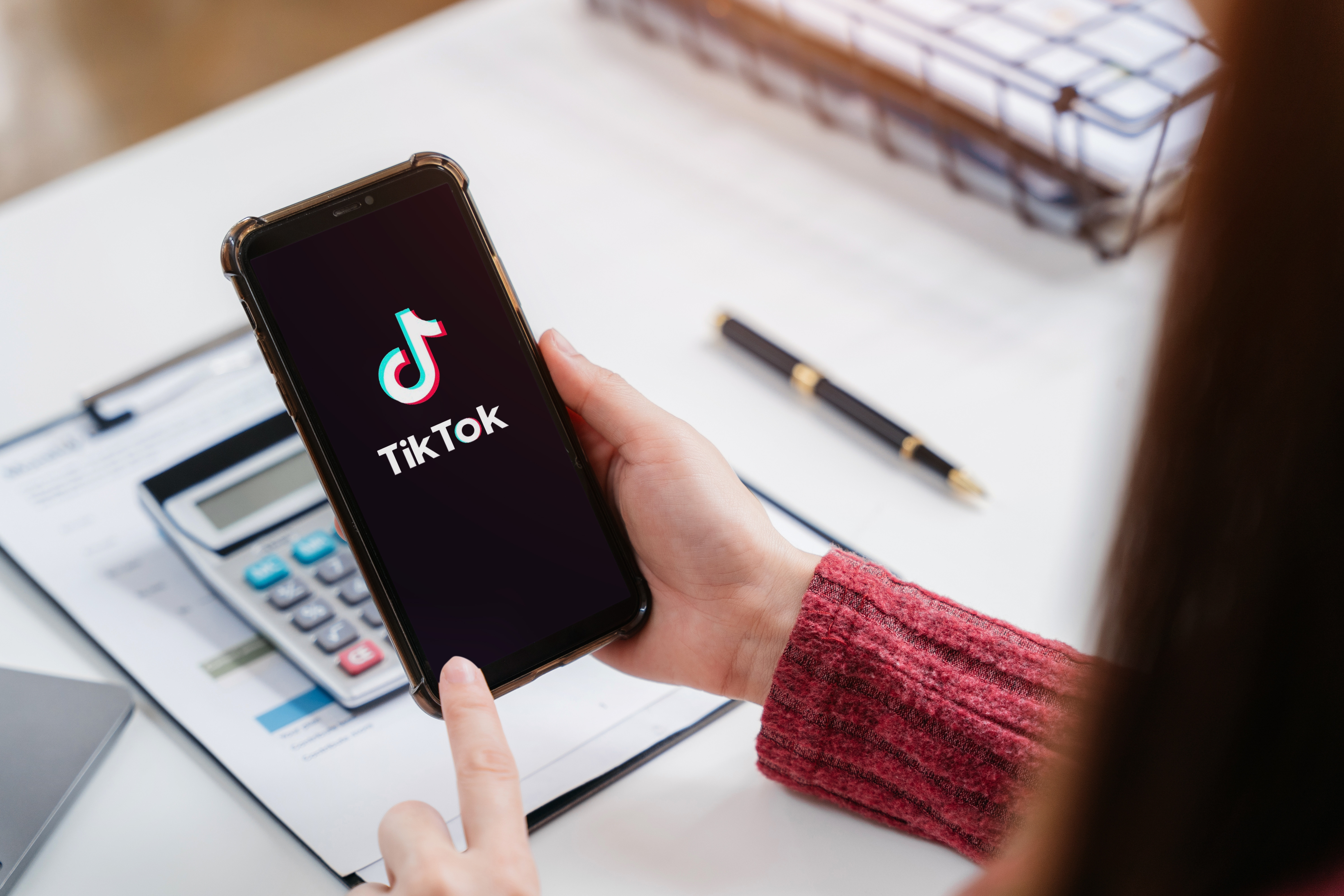 Una dintre cele mai mari companii de stat le-a interzis angajaților să mai stea pe Facebook și TikTok în timpul programului