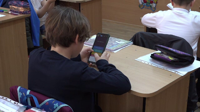 Telefonul și laptopul devin oficial instrumente de învățare active, din toamnă. Ce vor învăța elevii de la școala primară
