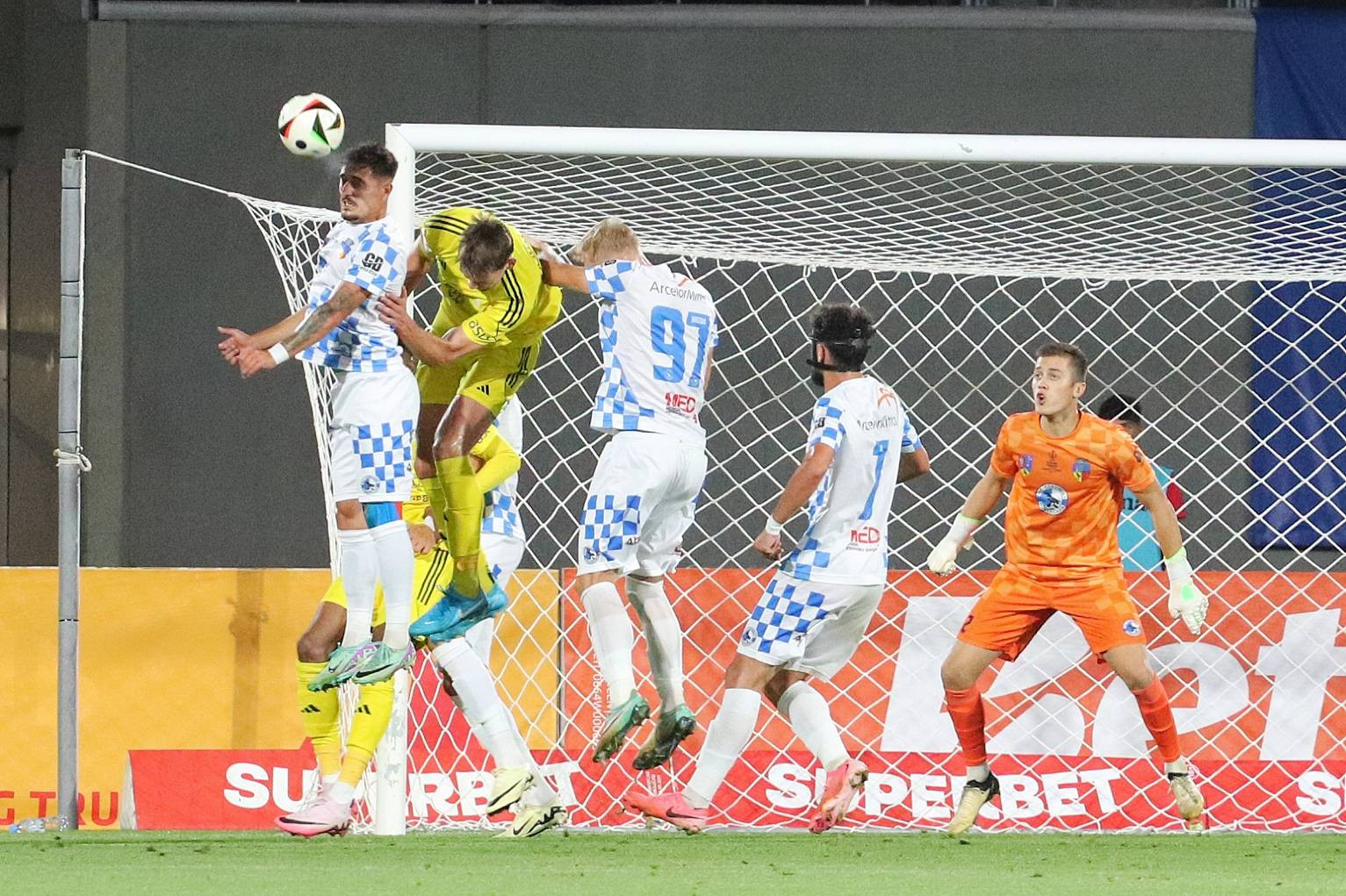 Corvinul Hunedoara a încheiat aventura europeană. Deținătoarea Cupei României, învinsă cu 6-1 de Astana, în Conference League