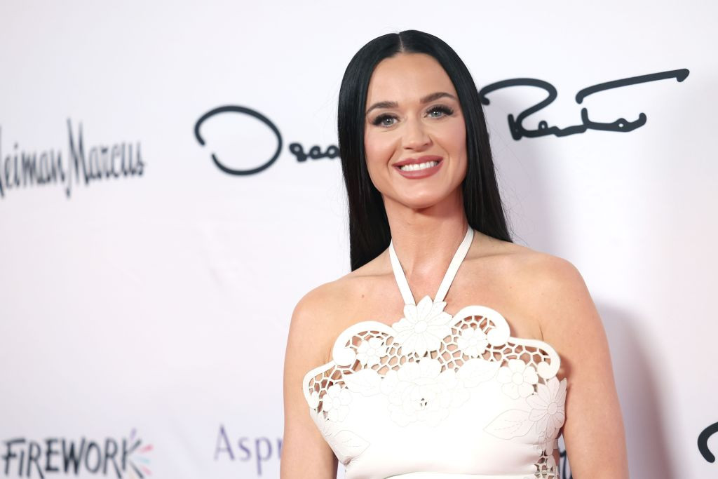 Katy Perry va călători în curând în spaţiu alături de alte cinci femei, printre care şi logodnica miliardarului Jeff Bezos