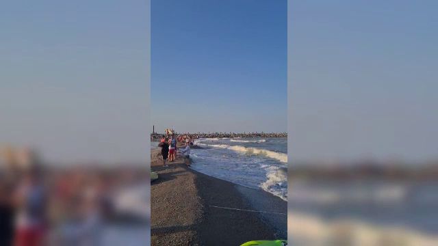 Un bărbat a dispărut în mare după ce a intrat în apă să își salveze fetița de 6 ani, în Jupiter. Este căutat de scafandri