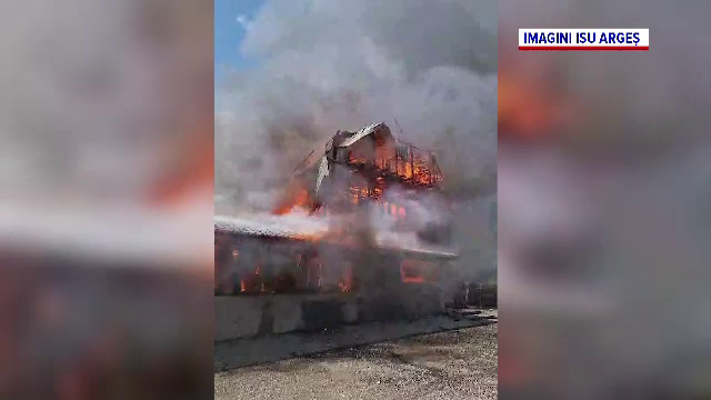 Incendiu devastator în Argeș. Un restaurant și o locuință au fost mistuite de flăcări. „Ieșeau pe geamuri”