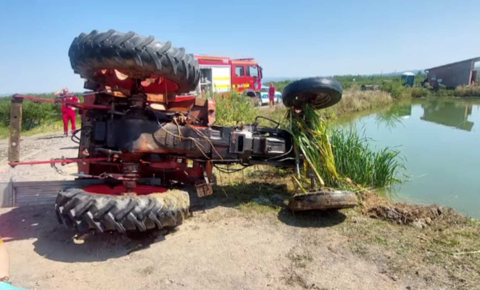 Tragedie pe o plantație de afine din Brașov. Un zilier a murit, după ce s-a răsturnat cu tractorul într-un lac
