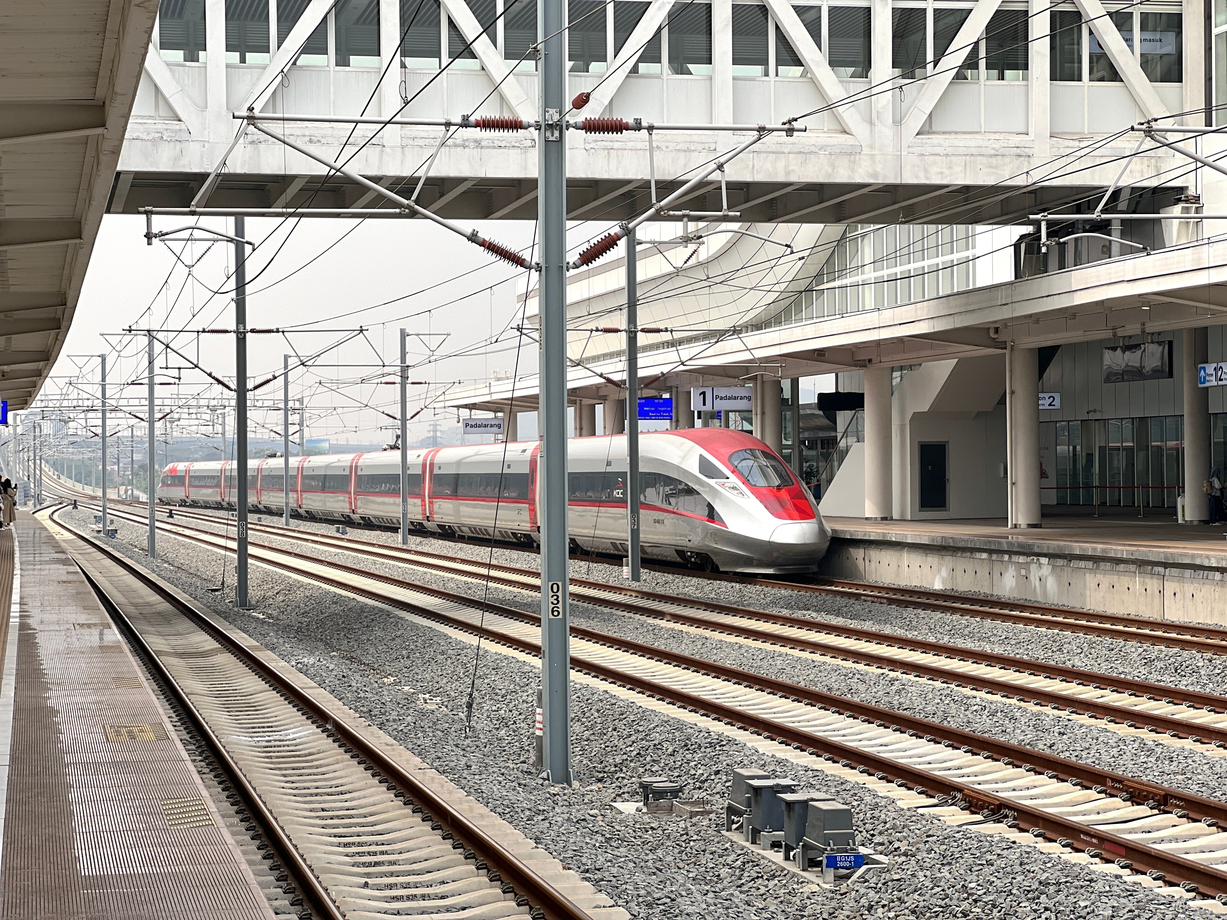 Traficul feroviar este temporar oprit pe secţiunea Deva – Ilteu. Patru trenuri de călători sunt afectate