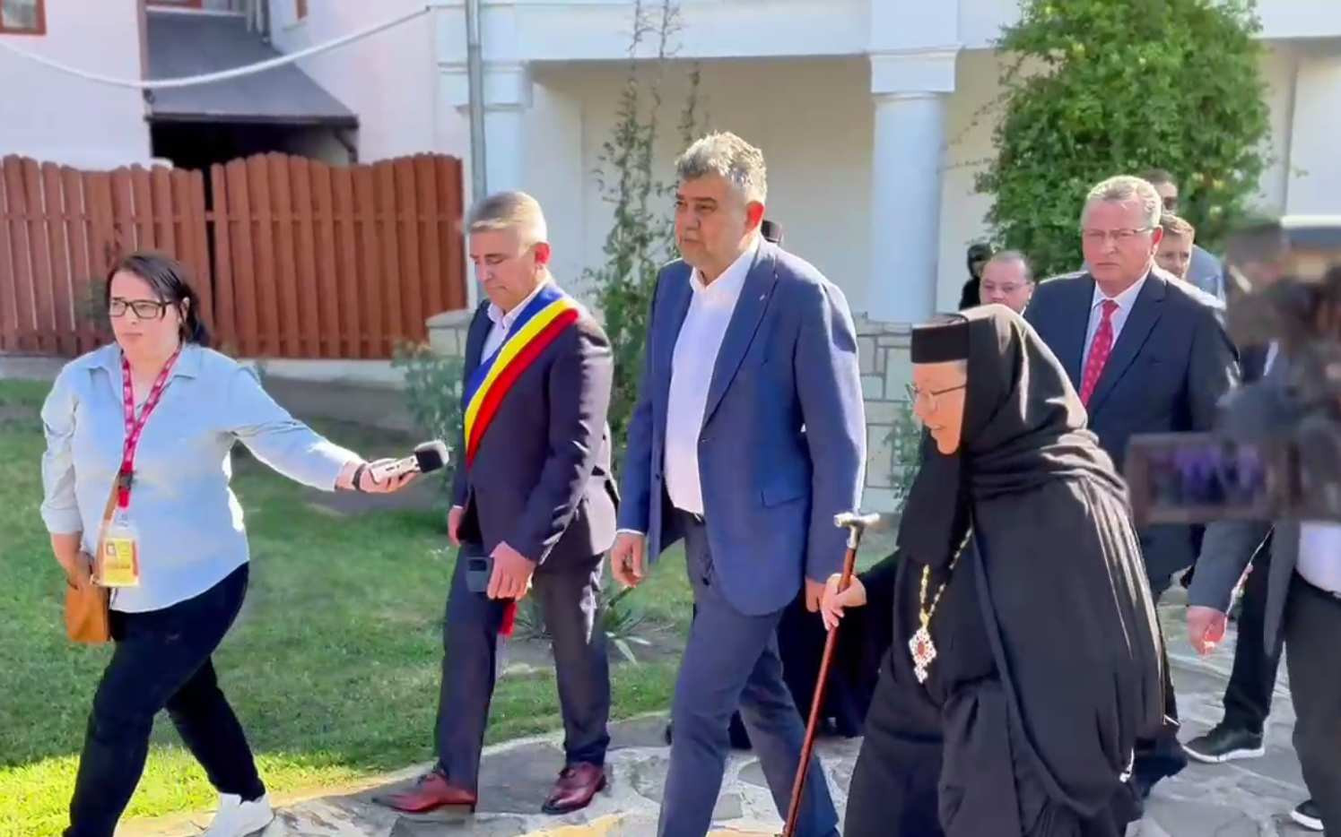 Marcel Ciolacu s-a rugat „pentru pacea şi prosperitatea tuturor românilor". Premierul a ajuns la Mănăstirea Văratec