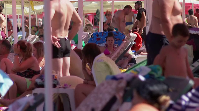 Șezlonguri și cearșafuri lipite la plajă. Litoralul e arhiplin de Sfânta Maria