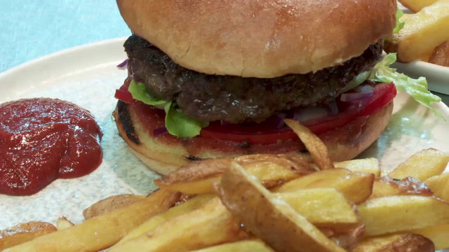 Ce fac tot mai multe restaurante din România pentru a atrage clienți. Oamenii pot plăti mai puțin pentru preparate