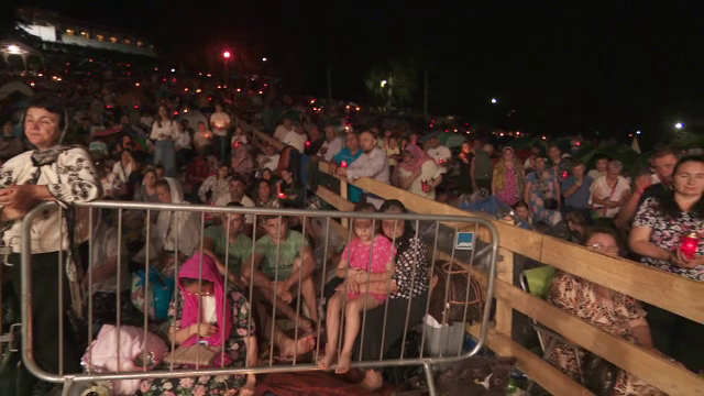 Zeci de mii de credincioși au fost la Mănăstirea Nicula, de Adormirea Maicii Domnului. Unii merg pe jos spre casă, zeci de km