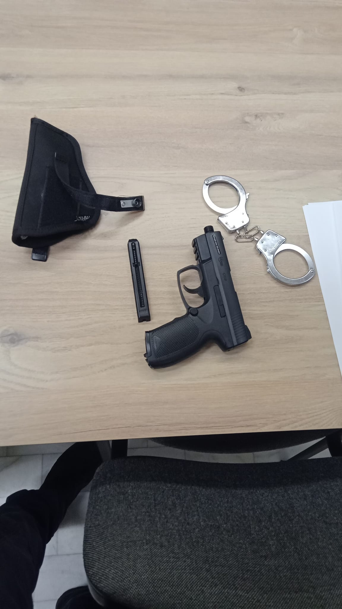 Un jandarm fals, cu o armă de tip airsoft, depistat la un eveniment dedicat gimnastei Ana Maria Bărbosu. FOTO