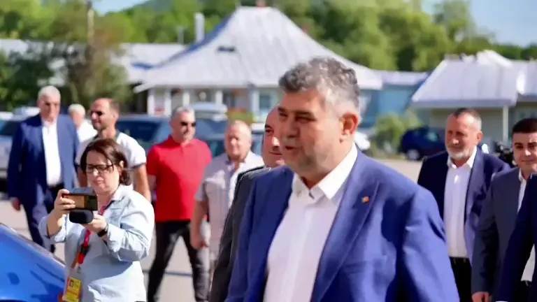 Marcel Ciolacu s-a rugat „pentru pacea şi prosperitatea tuturor românilor". Premierul a ajuns la Mănăstirea Văratec