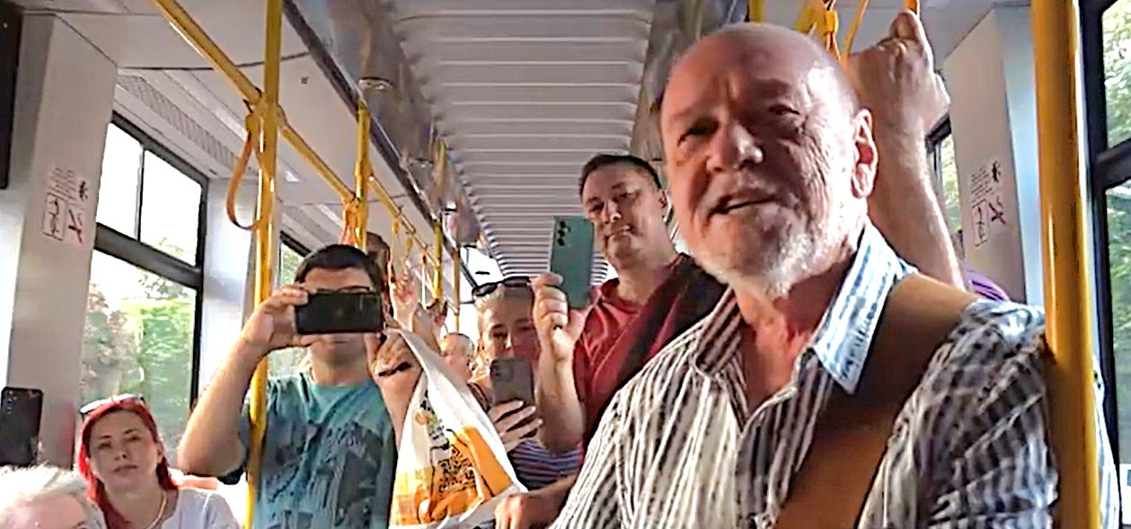 Nicu Alifantis are „propriul” tramvai în Brăila: „Toată lumea își ia mașină, eu am luat asta”