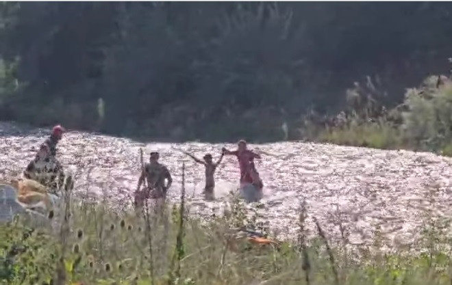 Pățania unor copii care făceau baie într-un râu din Argeș. Apa a început să crească brusc. VIDEO
