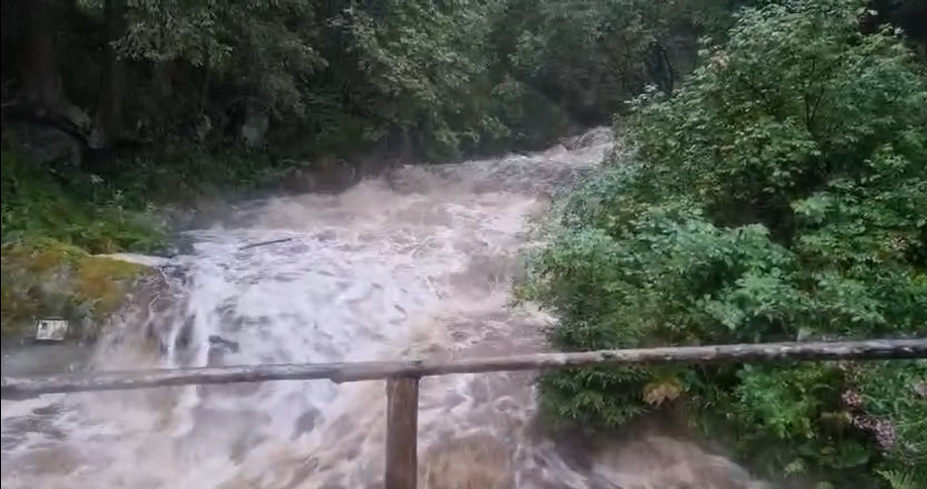 Două femei și un copil, blocați noaptea în Munții Retezat din cauza unei ploi torențiale. Au intervenit salvamontiștii