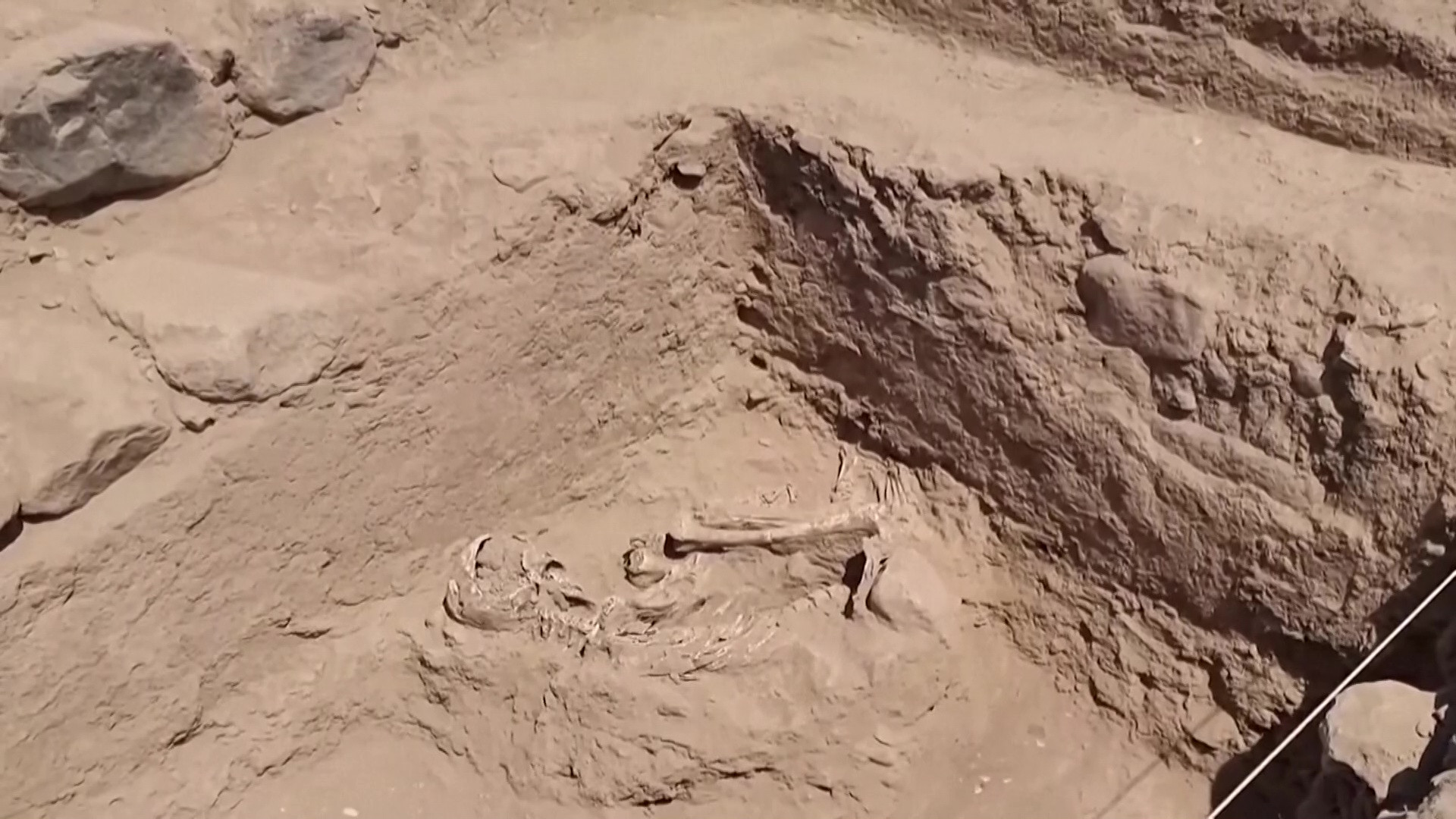 VIDEO. Descoperire uimitoare în Peru, un mormânt vechi de 3800 de ani. Detaliul ciudat al tuturor osemintelor