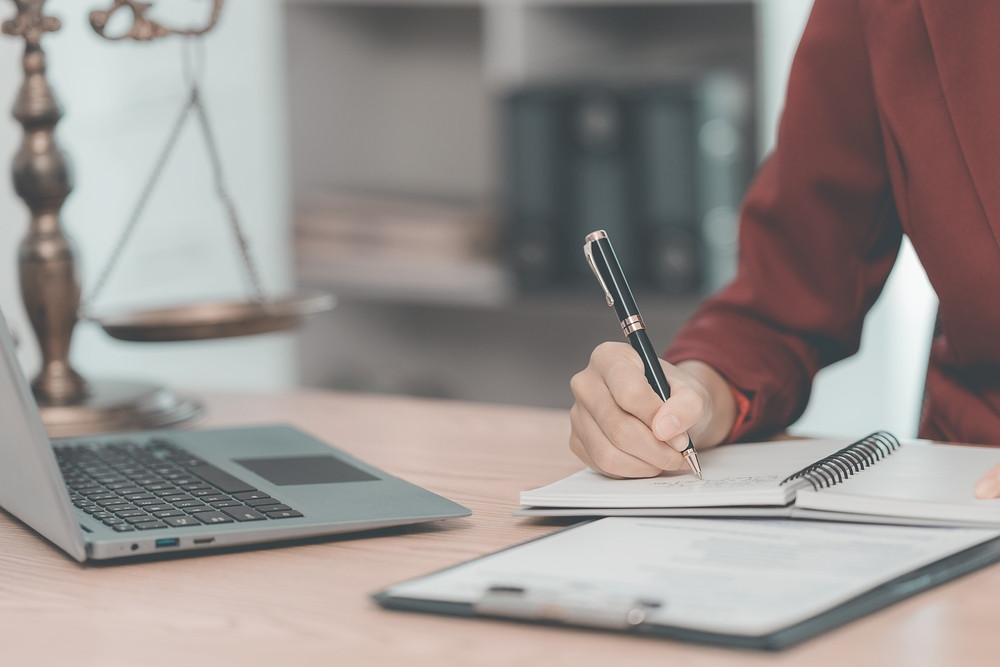 Un român care se dădea drept notar în Italia a obținut zeci de mii de euro. Individul a falsificat sute de documente